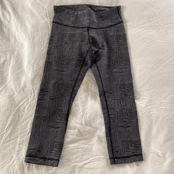 Lululemon Crops - Picture 1 of 5